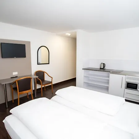 Am Schillerplatz Hostel *