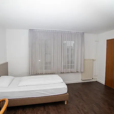 Am Schillerplatz Hostel *